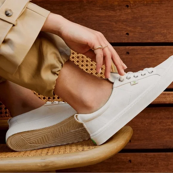 Cariuma Off-White Canvas
OCA LOW|NIB|The Perfect White Tennis Shoe! - Picture 6 of 14